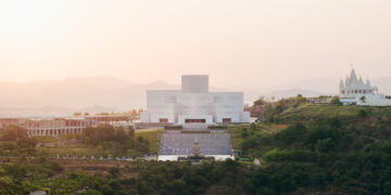 Sequence Of Curved White Marble Volumes Shape Serie Architects’ Ashram Auditorium In India