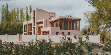 Northern Indian Vernacular Guides Field Architects’ Earth-Clad Gulzar’s Residence